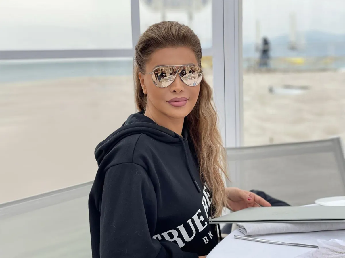 نجمات بالشعر الطبيعي بدون تصفيف