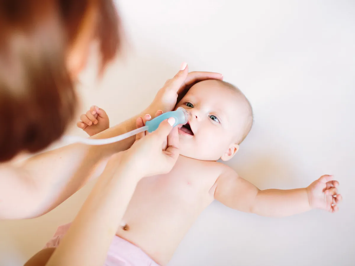 طرق آمنة وسهلة لكيفية تنظيف أنف الرضيع