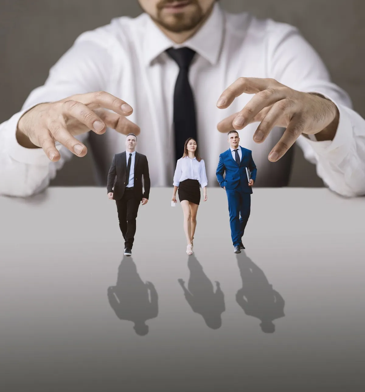 الفروقات في توجيه الفريق وتحسين أدائه وتطويره يختلف بحسب شخصية القائد للفريق