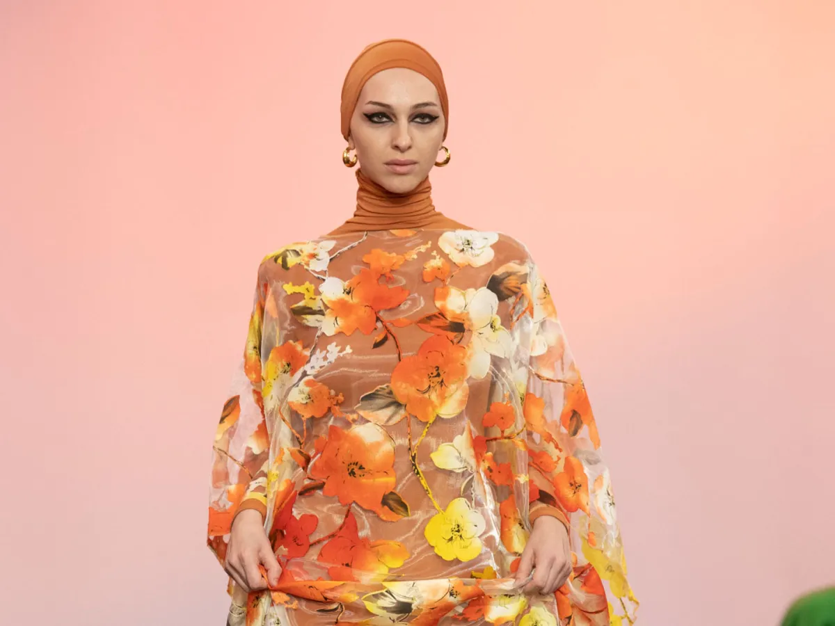 فستان بنقشة الورود من أسيام Asiyam - الصورة من Launchmetrics/Spotlight ©