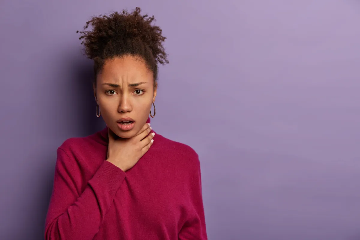 امرأة تشعر بالاختناق