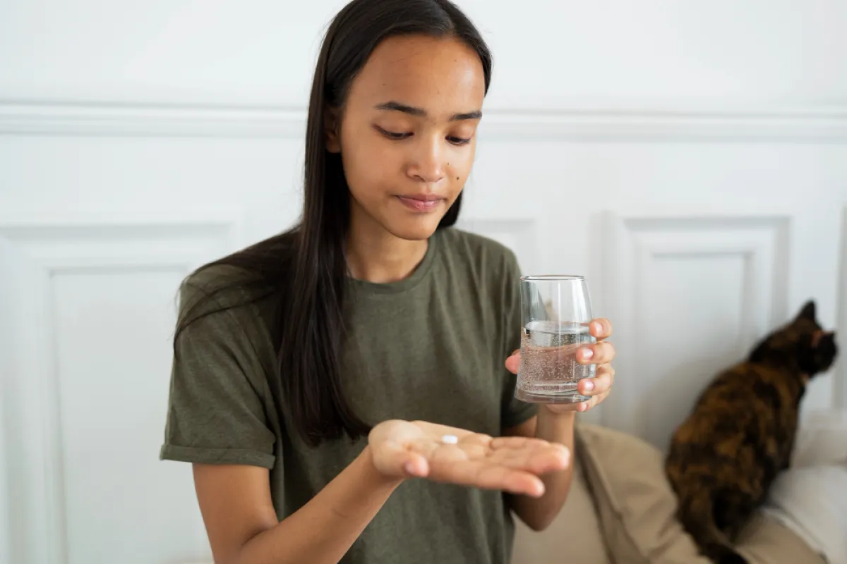 امرأة تتناول دواء مضاداً للحساسية 