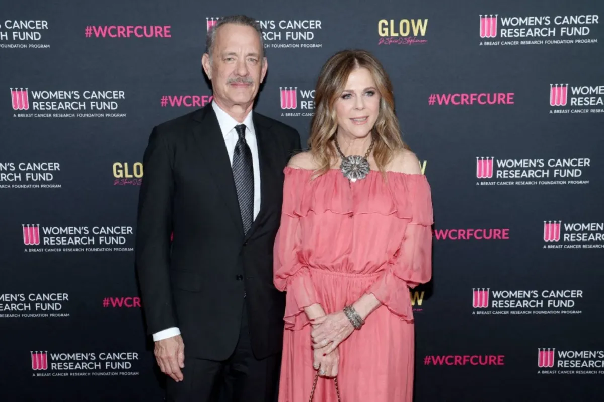 توم هانكس وريتا ويلسون في بيفرلي هيلز، كاليفورنيا (Tom Hanks and Rita Wilson in Beverly Hills, California). مصدر الصورة: Phillip Faraone/Getty Images for Women's Cancer Research Fund/AFP