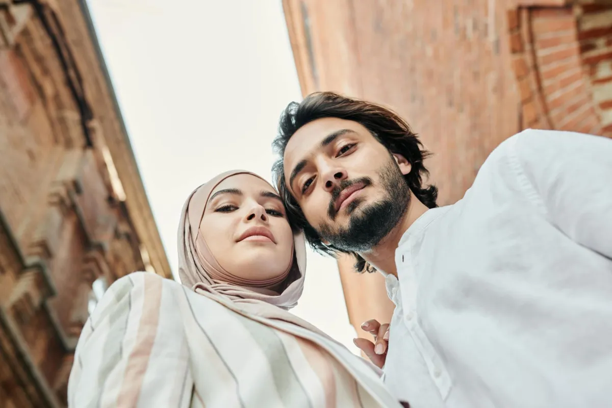 زوجان يقفان بتحدي ويضعان رأسيهما بجوار بعضهما البعض