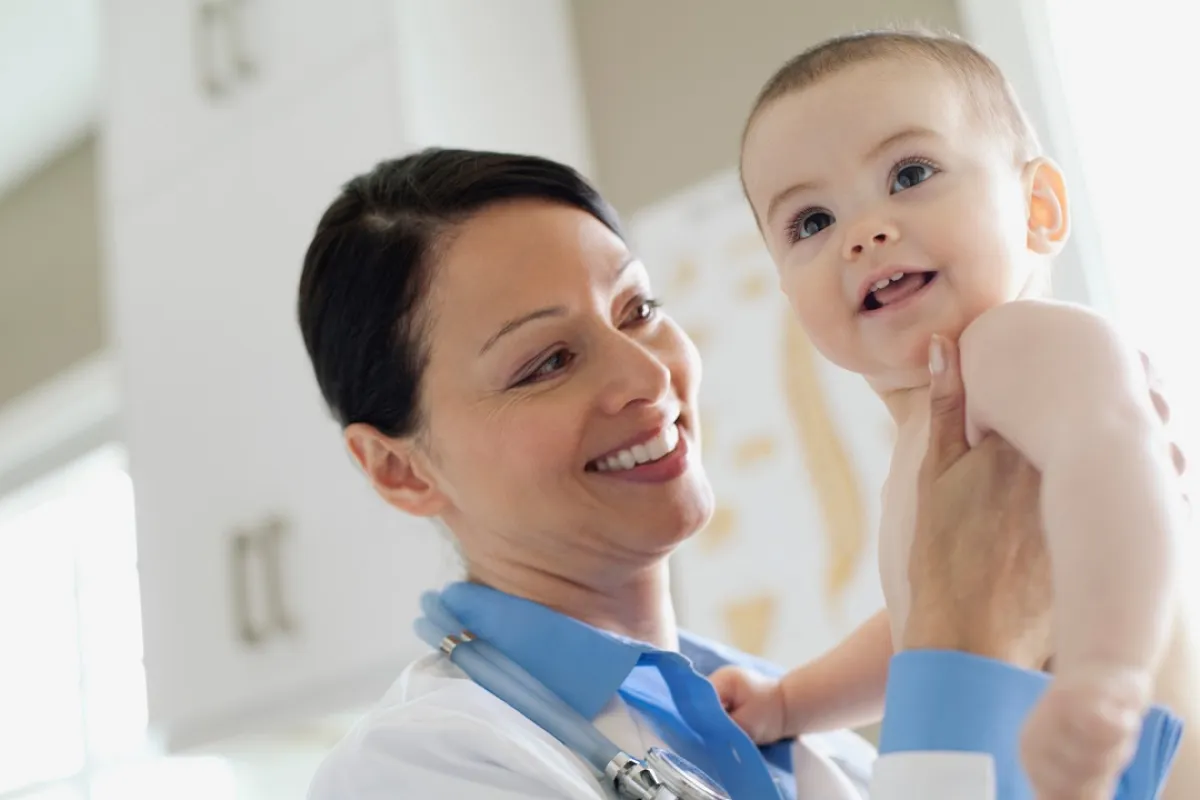 صورة لطبيبة تحمل الطفل