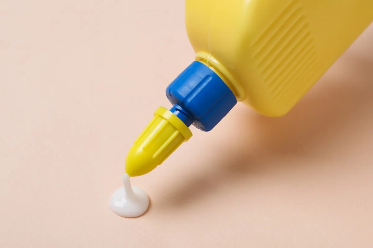 لاصق للبلاستيك