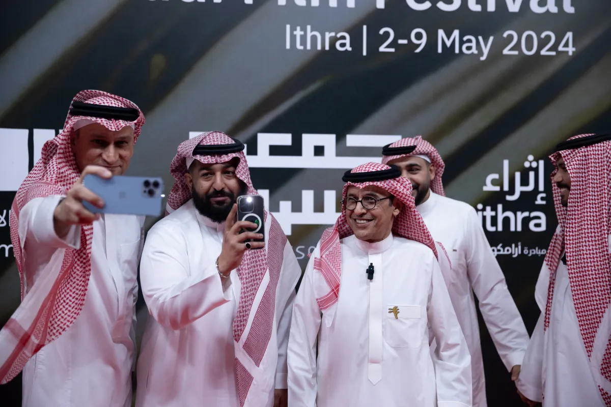 صور جماعية لنجوم حفل الافتتاح- تصوير عيسى الدبيسي