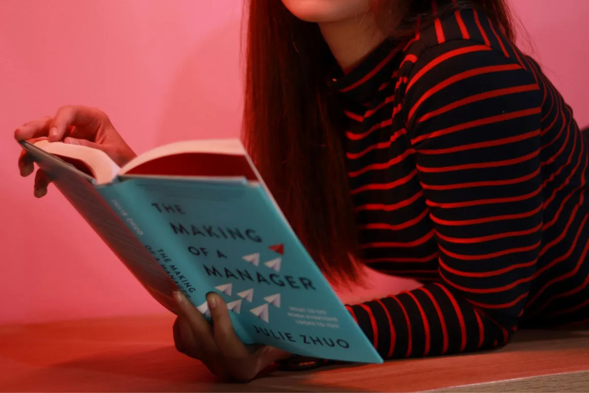 فتاة تقرأ كتاباً عن ريادة الأعمال