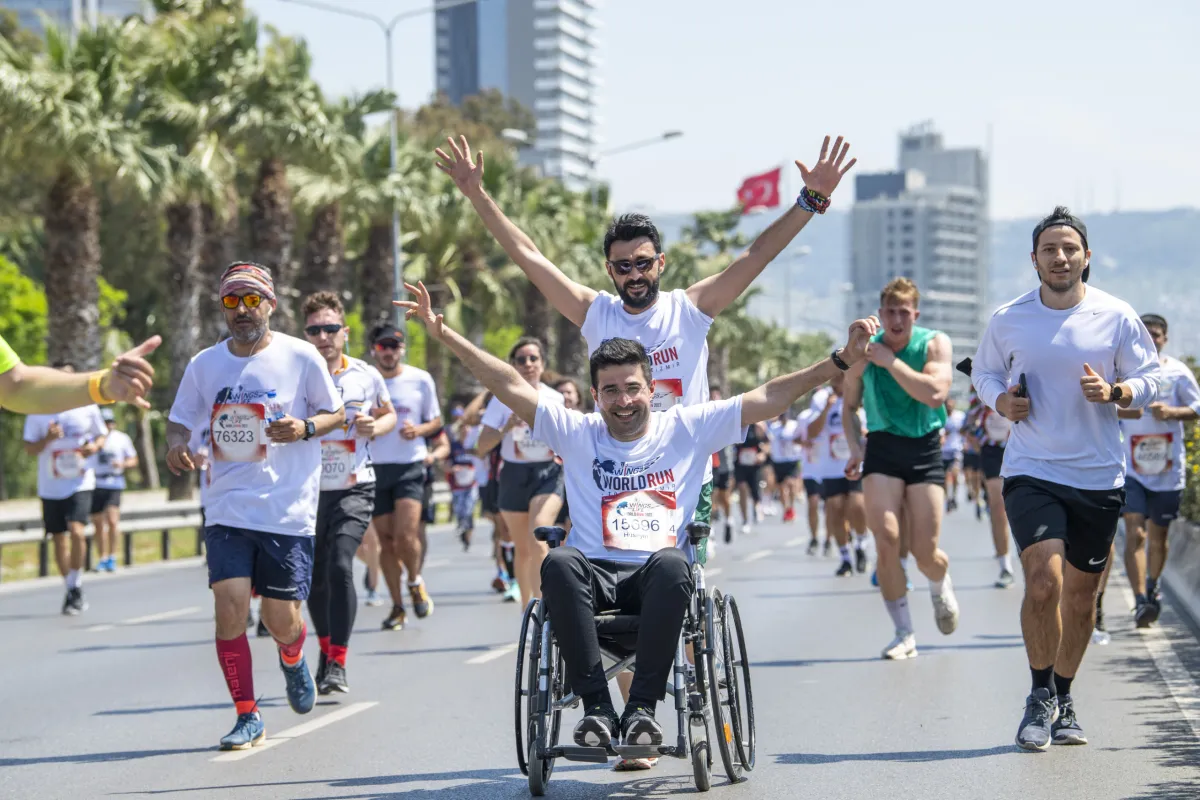 يتسابق المشاركون بالجري أو من خلال الكراسي المتحركة. الصورة من الحساب الرسمي لـWings for Life World Run