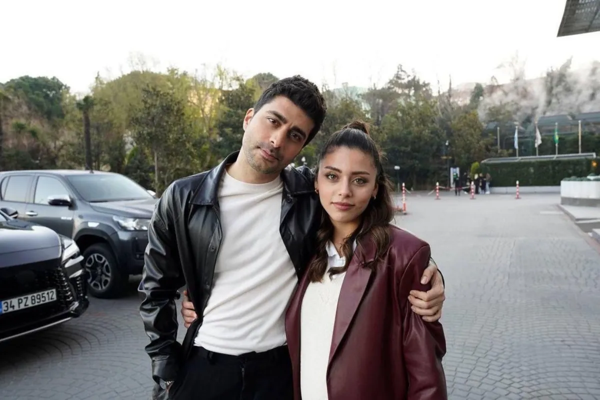 سيلا ترك ودوغوكان- مصدر الصورة الحساب الرسمي لمسلسل شراب التوت البري على انستغرام