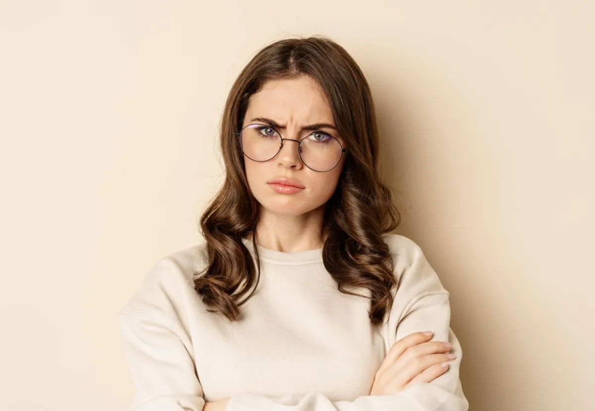 امرأة مستاءة