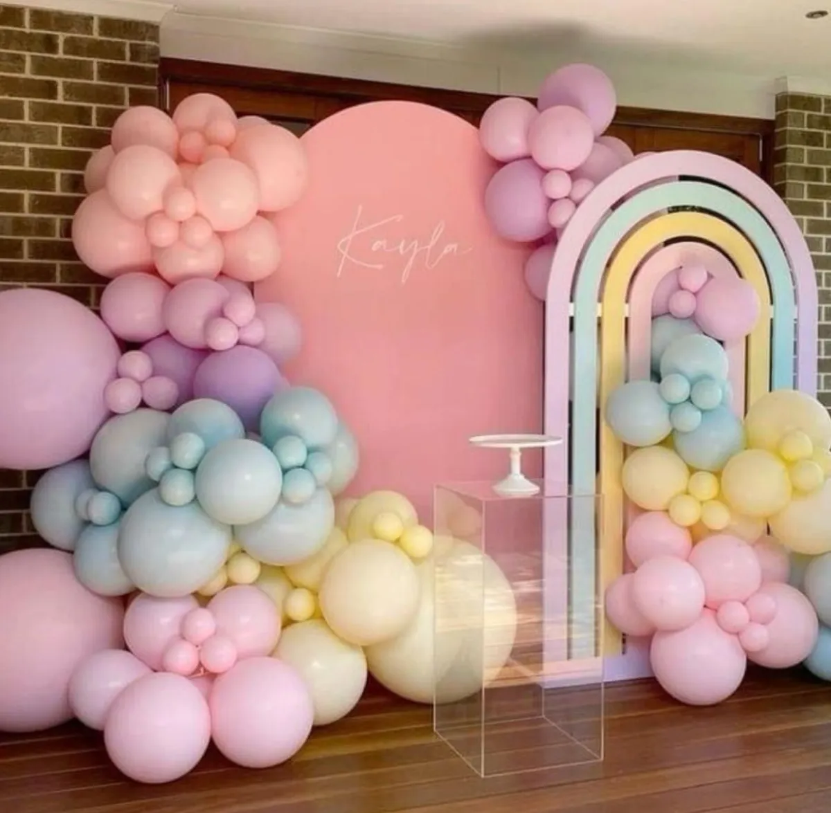 بالونات عديدة الألوان منسقة معًا