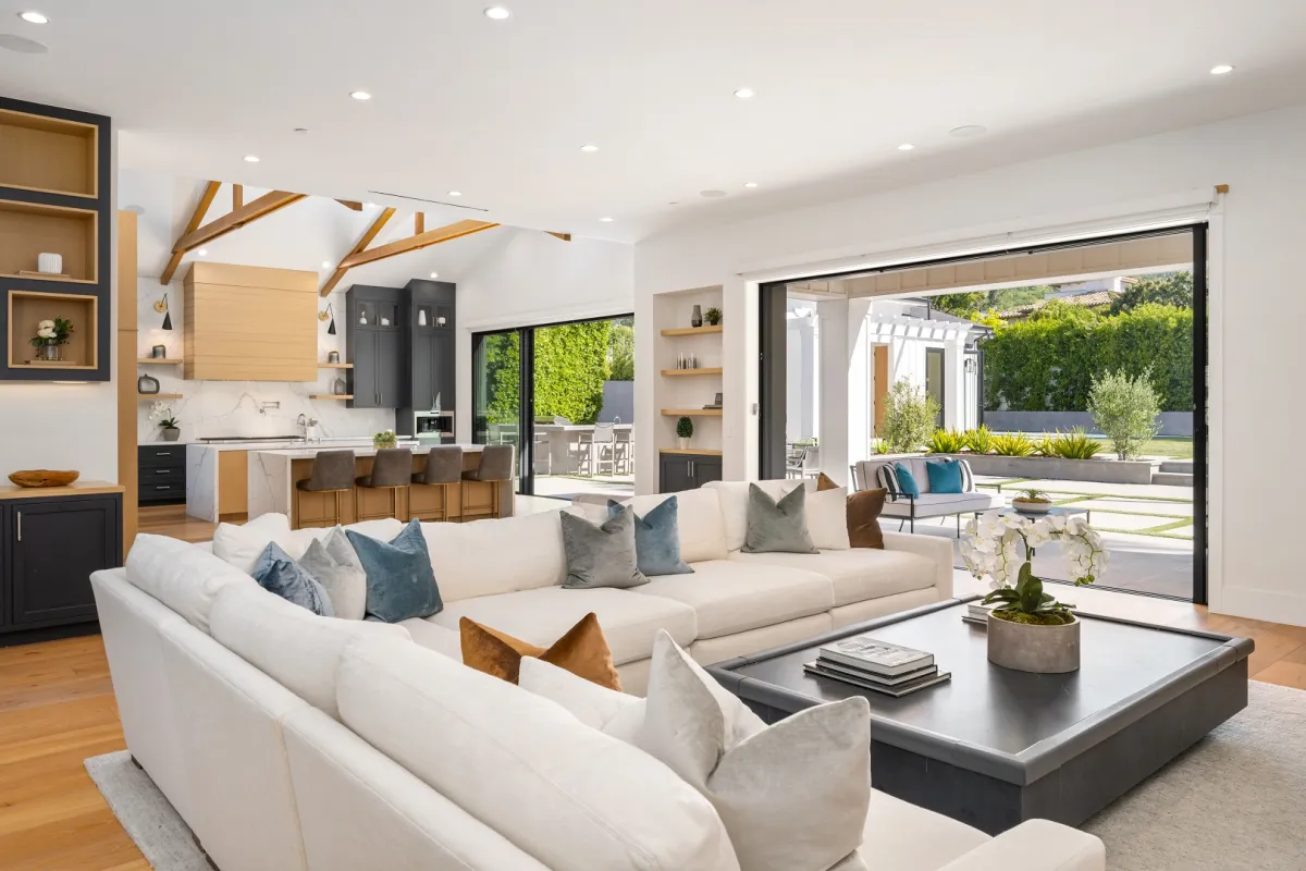 غرفة المعيشة البيضاء مطعمة بألوان بارزة