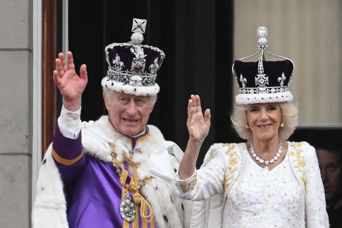الملك تشارلز الثالث والملكة كاميلا من شرفة قصر باكنغهام في وسط لندن (King Charles III and Queen Camilla from the Buckingham Palace balcony in central London). مصدر الصورة: Marco BERTORELLO / AFP
