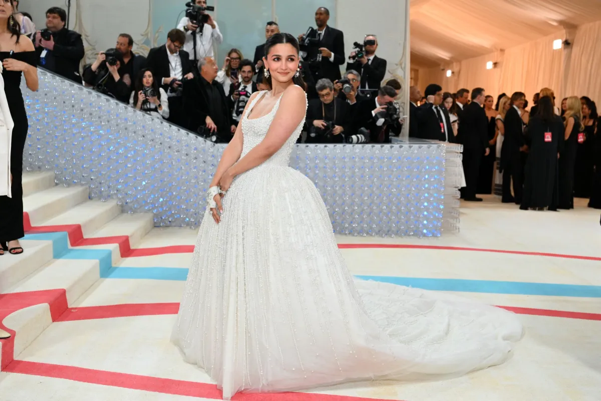 عليا بهات تصل لحضور حفل Met Gala لعام 2023 في متحف متروبوليتان للفنون في نيويورك (Alia Bhatt arrives for the 2023 Met Gala at the Metropolitan Museum of Art in New York). مصدر الصورة: ANGELA WEISS / AFP