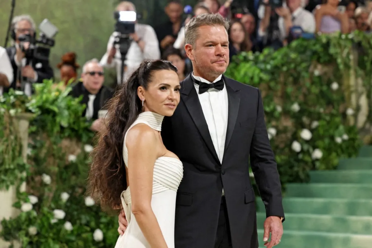 لوسيانا ديمون ومات ديمون يحضران حفل Met Gala لعام 2024 في متحف متروبوليتان للفنون في مدينة نيويورك (Luciana Damon and Matt Damon attend The 2024 Met Gala at The Metropolitan Museum of Art  in New York City). مصدر الصورة: Jamie McCarthy/Getty Images/AFP