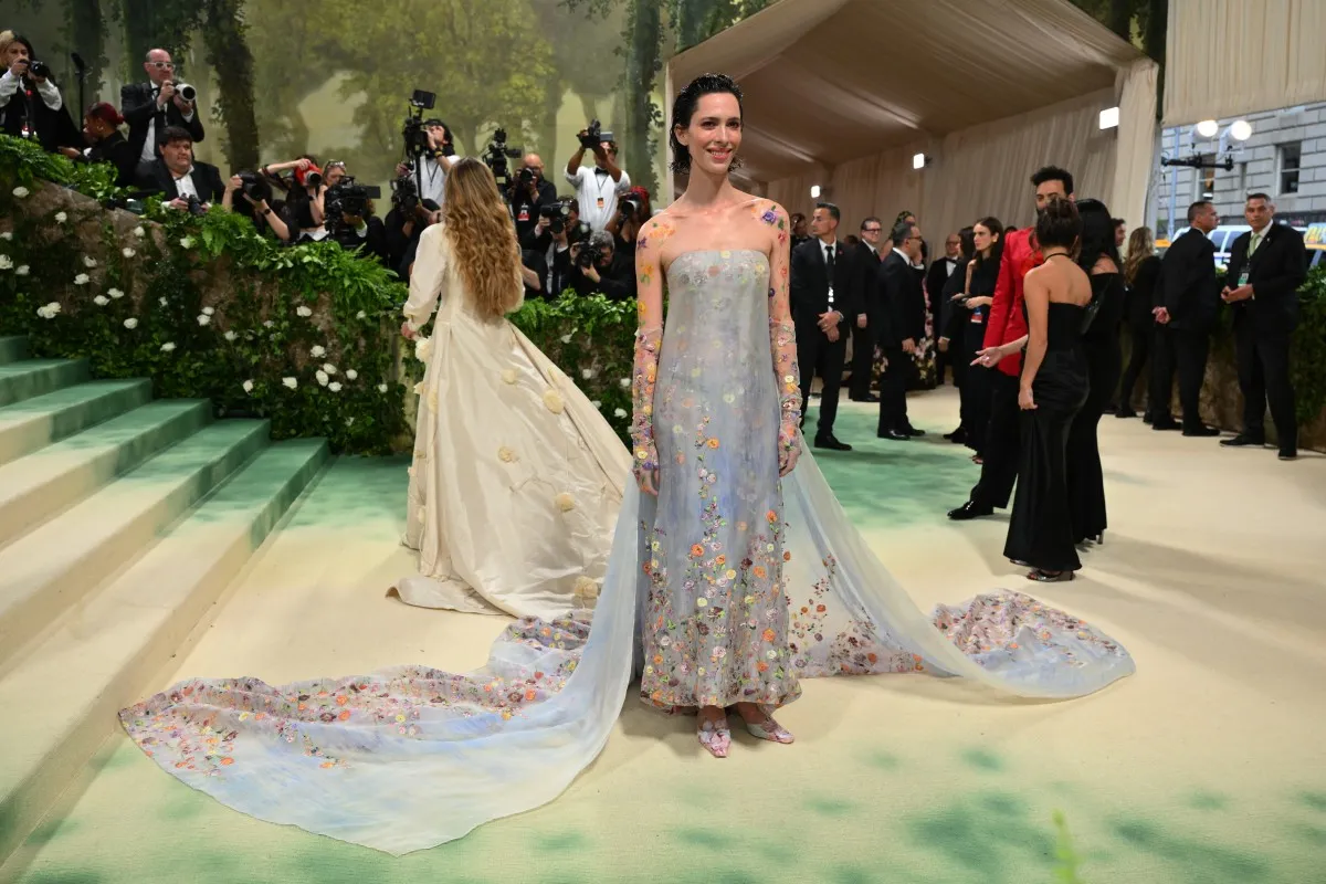 ريبيكا هول تصل لحضور حفل Met Gala لعام 2024 في متحف متروبوليتان للفنون في نيويورك (Rebecca Hall arrives for the 2024 Met Gala at the Metropolitan Museum of Art in New York). مصدر الصورة: Angela Weiss / AFP