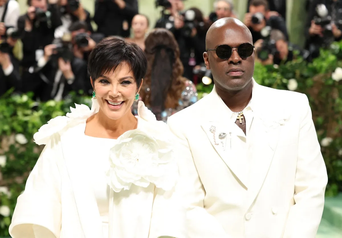 كريس جينر وكوري غامبل في حفل ميت غالا لعام 2024 في متحف متروبوليتان للفنون في مدينة نيويورك (Kris Jenner and Corey Gamble attend The 2024 Met Gala at The Metropolitan Museum of Art in New York City). مصدر الصورة: Aliah Anderson/Getty Images/AFP