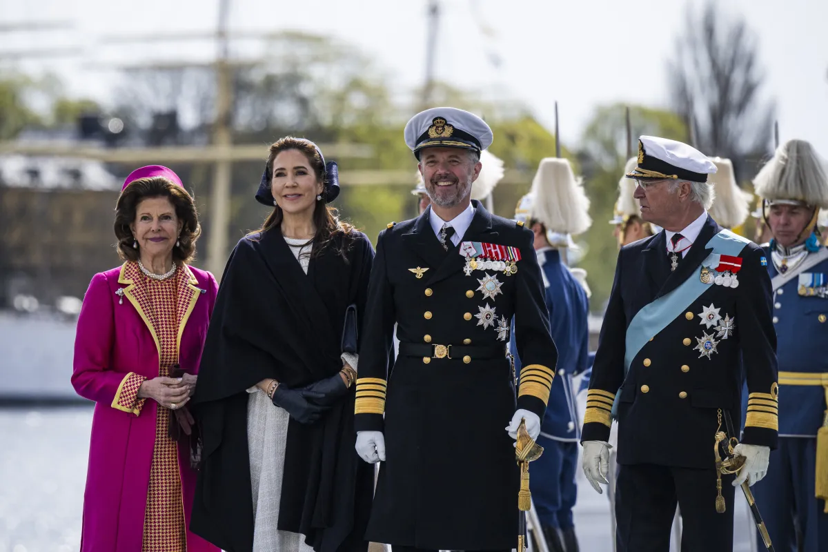 الملكة ماري ترتدي فستانا باللون الكريمي مع كاب طويل أسود اللون والملكة سيلفيا ترتدي فستانا برتقاليا ومعطف زهري