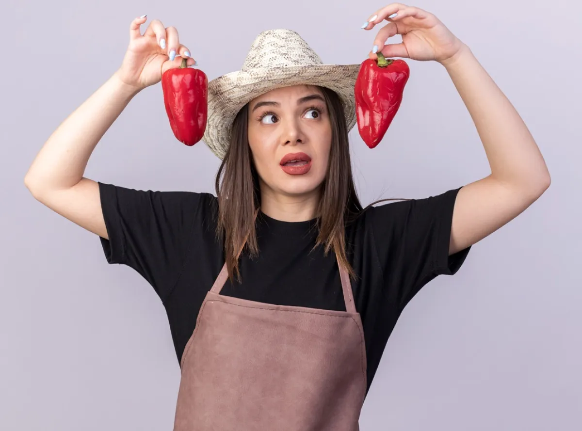 صورة لامرأة تحمل الفلفل الأحمر