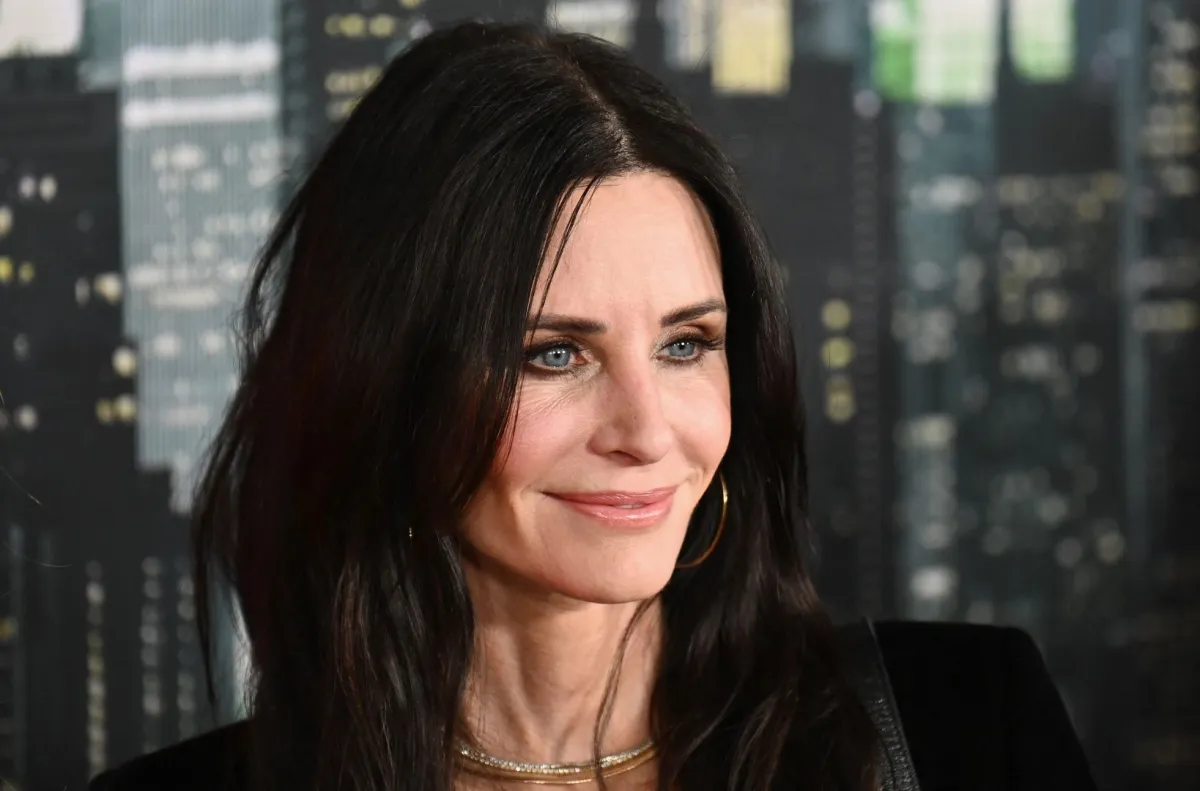 كورتني كوكس في AMC لينكولن سكوير في مدينة نيويورك (Courteney Cox at AMC Lincoln Square in New York City). مصدر الصورة: ANGELA WEISS / AFP