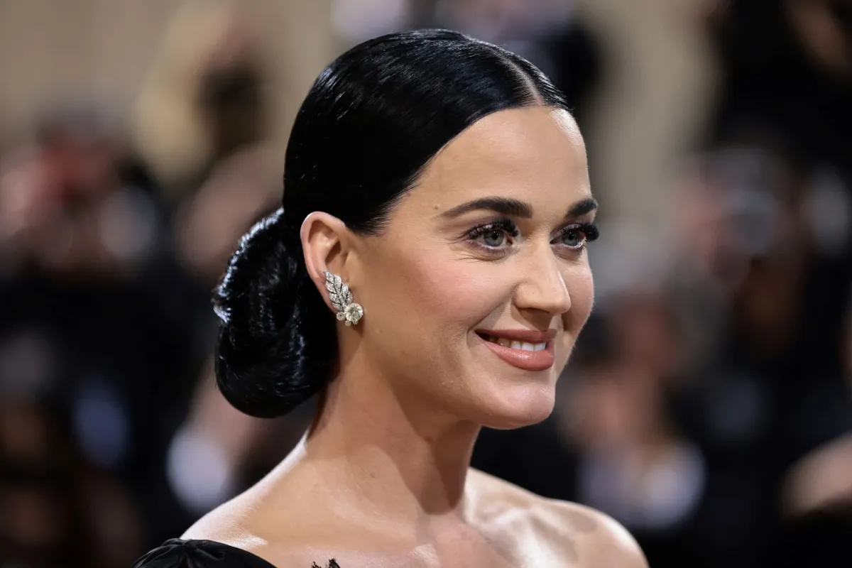 كاتي بيري في حفل Met Gala لعام 2022 في متحف متروبوليتان للفنون في مدينة نيويورك (Katy Perry at The 2022 Met Gala at The Metropolitan Museum of Art in New York City). مصدر الصورة: Jamie McCarthy/Getty Images/AFP