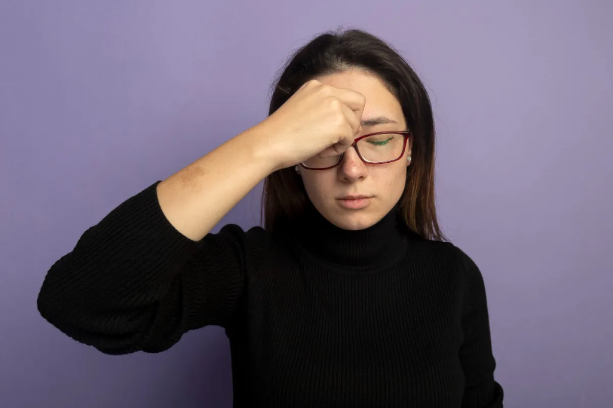 امرأة تشعر بزغللة في العين 