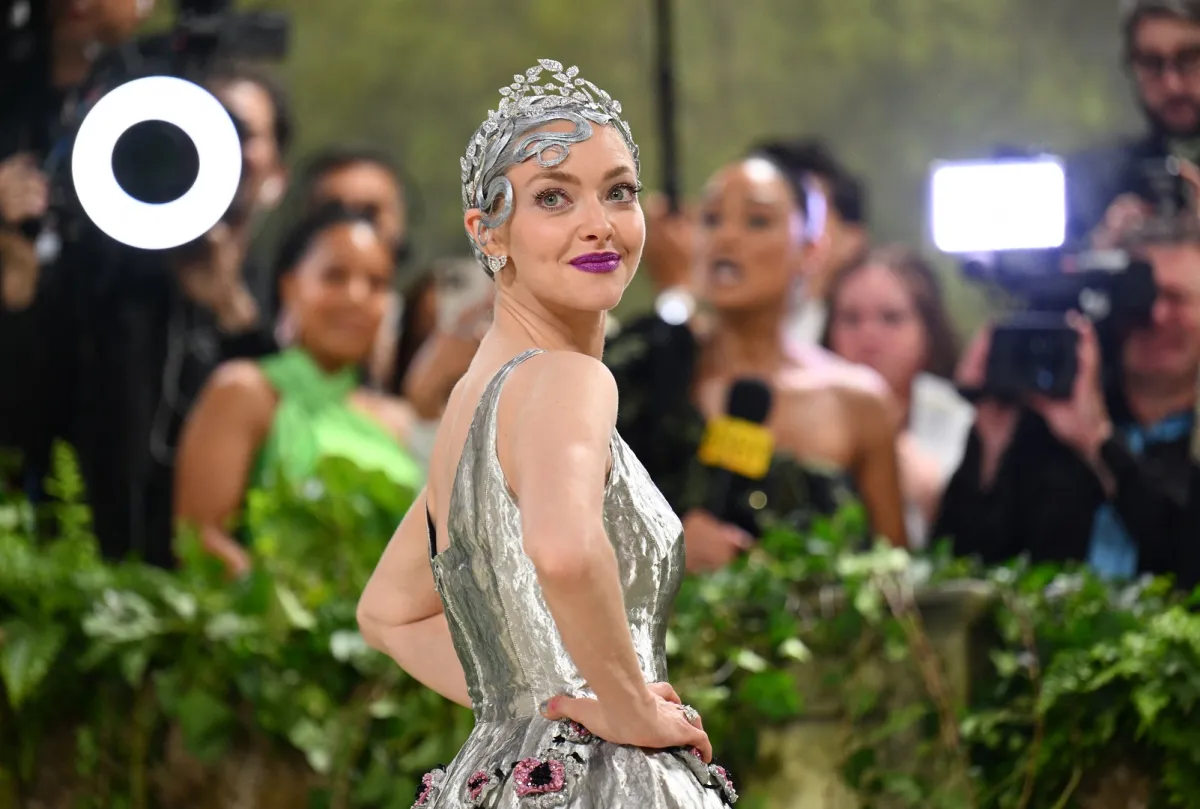 أماندا سيفريد بمجوهرات ماسية على الرأس في ميت غالا 2024 ( مصدر الصورة: Angela WEISS / AFP)