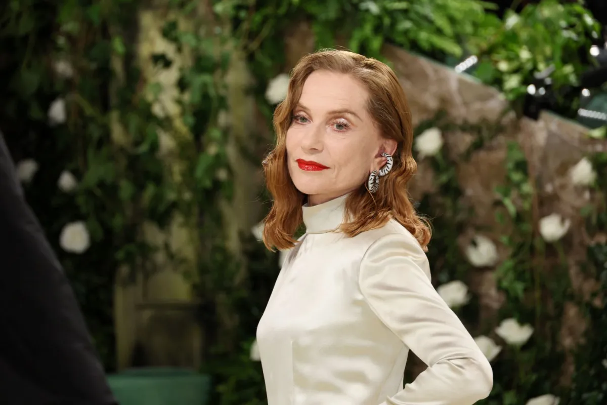 إيزابيل هوبير في حفل Met Gala لعام 2024 في متحف متروبوليتان للفنون في مدينة نيويورك (Isabelle Huppert at The 2024 Met Gala at The Metropolitan Museum of Art in New York City). مصدر الصورة: Dia Dipasupil/Getty Images/AFP
