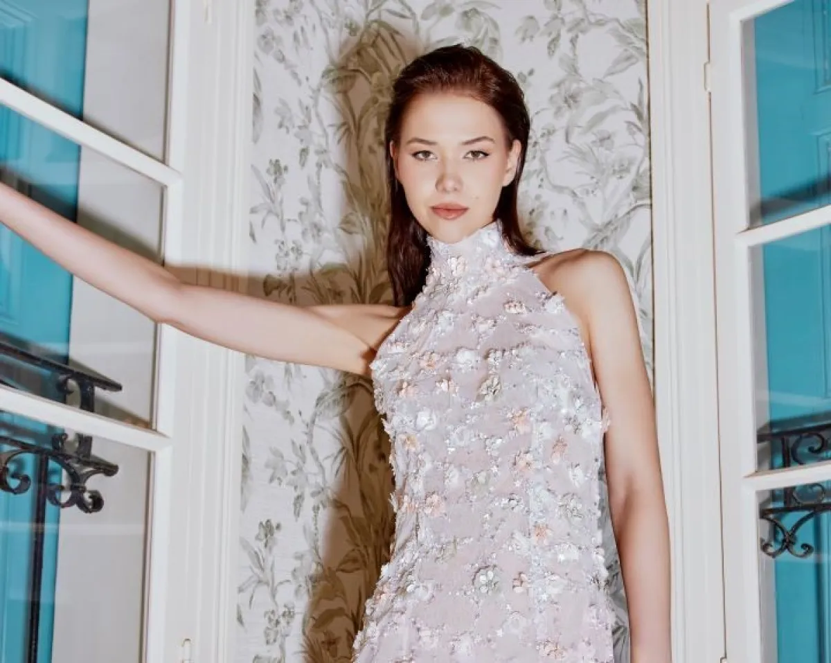   فستان خال من الأكمام مطرز بورود نافرة متناثرة على الزي - الصورة من المصممة