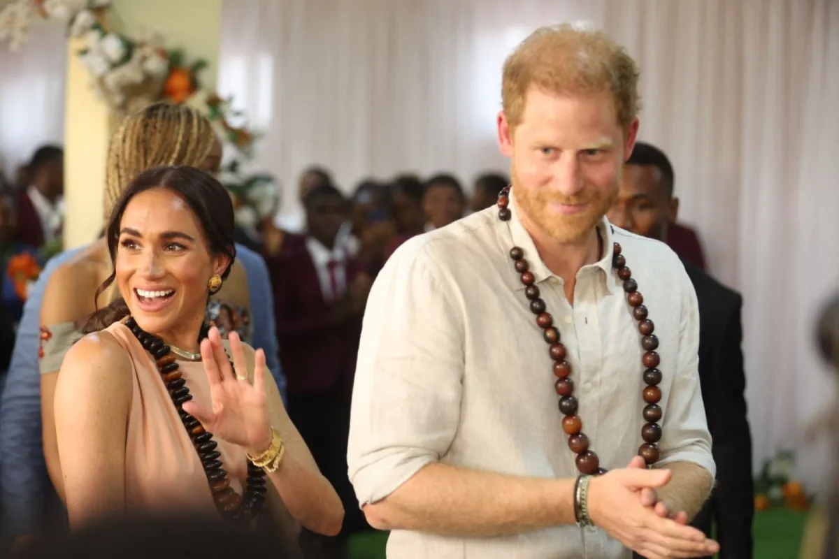 الأمير هاري وميغان في أكاديمية Lightway في أبوجا (Prince Harry and Meghan at the Lightway Academy in Abuja). مصدر الصورة: Kola SULAIMON / AFP
