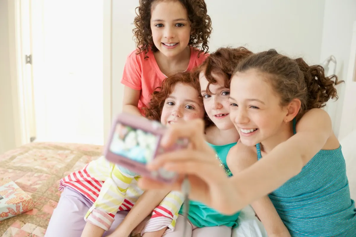 صورة لمجموعة من الفتيات يضحكن معاً