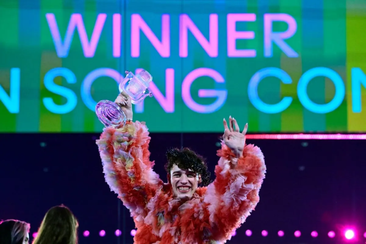 المغني السويسري نيمو في أرينا مالمو، السويد (Swiss singer Nemo at the Malmo Arena in Malmo, Sweden). مصدر الصورة: Tobias SCHWARZ / AFP