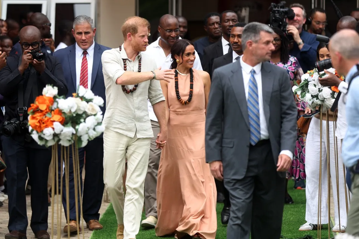 دوق ودوقة ساسكس الأمير هاري Prince Harry وزوجته ميغان ماركل Meghan Markle في نيجيريا (مصدر الصورة: Kola Sulaimon / AFP)