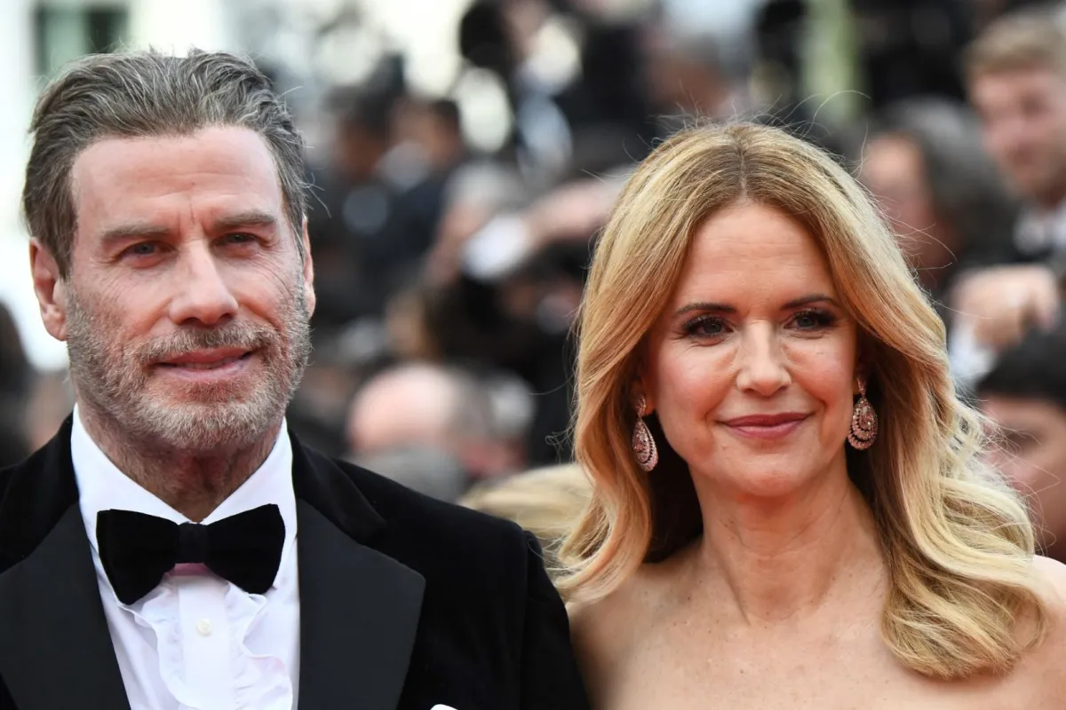جون ترافولتا وزوجته الممثلة الأمريكية كيلي بريستون في الدورة الـ71 لمهرجان كان السينمائي في مدينة كان بجنوب فرنسا (John Travolta and his wife US actress Kelly Preston at the 71st edition of the Cannes Film Festival in Cannes, southern France). مصدر الصورة: Anne-Christine POUJOULAT / AFP