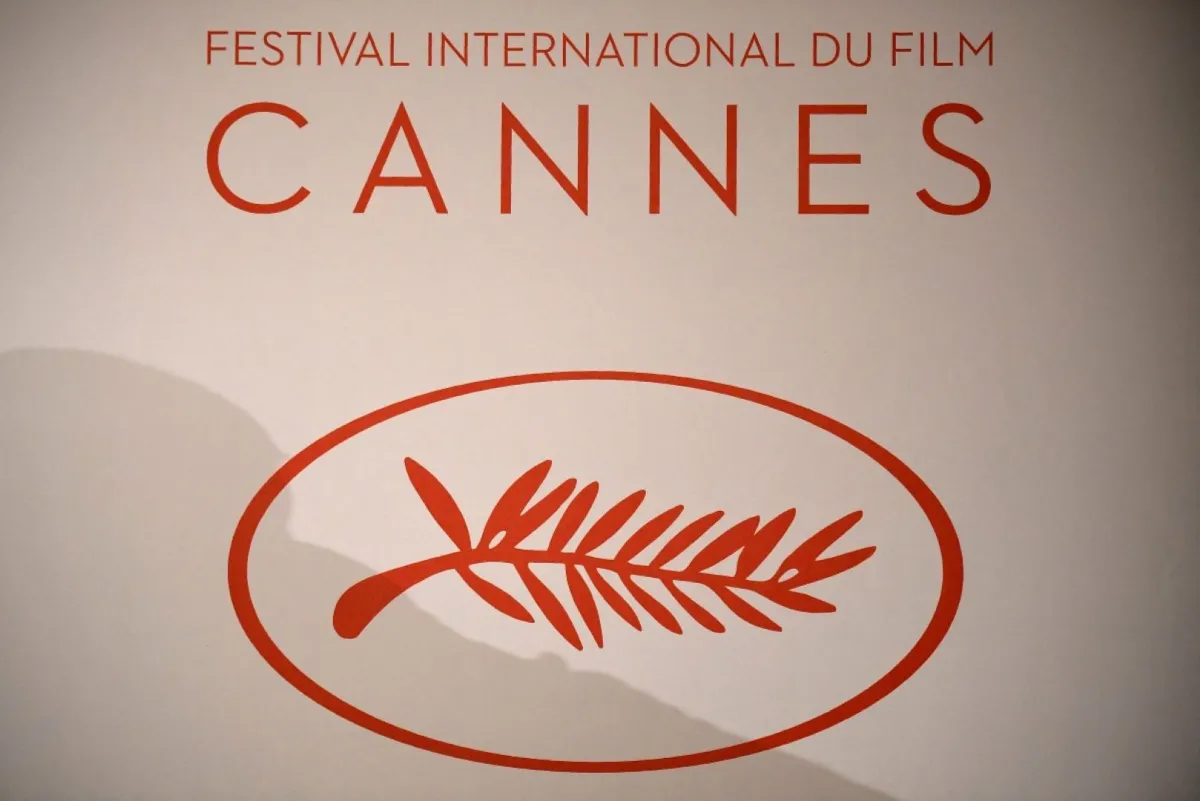 شعار مهرجان كان السينمائي الدولي (Logo of the International Cannes Film Festival). مصدر الصورة: Lionel BONAVENTURE / AFP