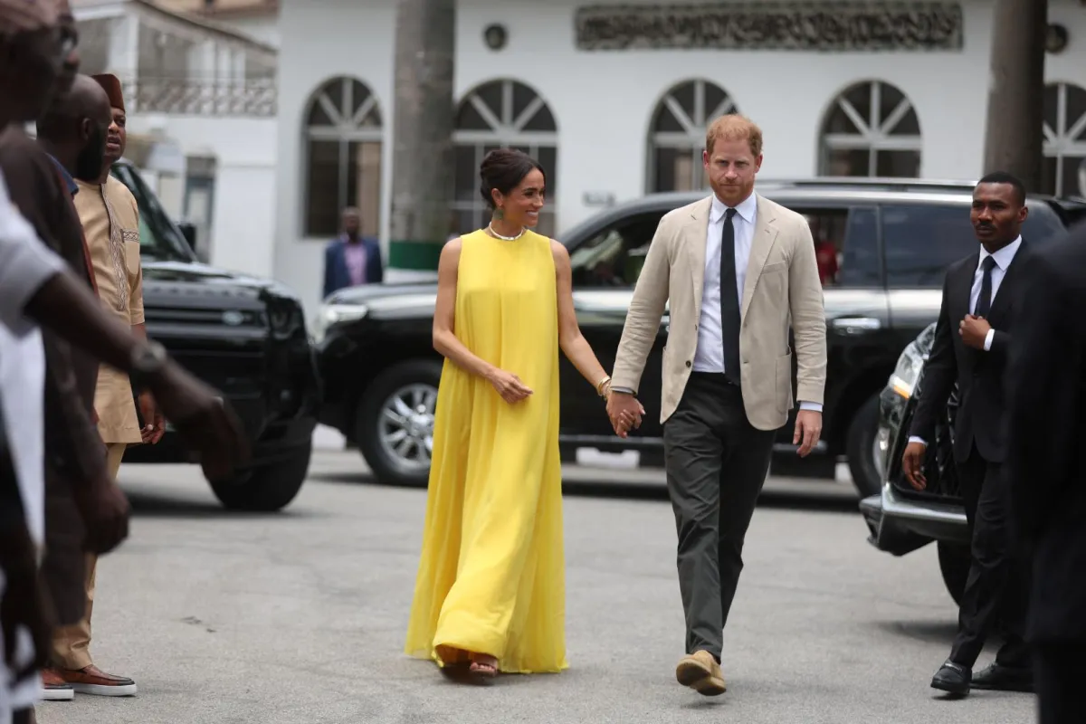 ميغان والأمير هاري في مقر حاكم الولاية في لاغوس (Meghan and Prince Harry at the State Governor House in Lagos). مصدر الصورة: Kola SULAIMON / AFP