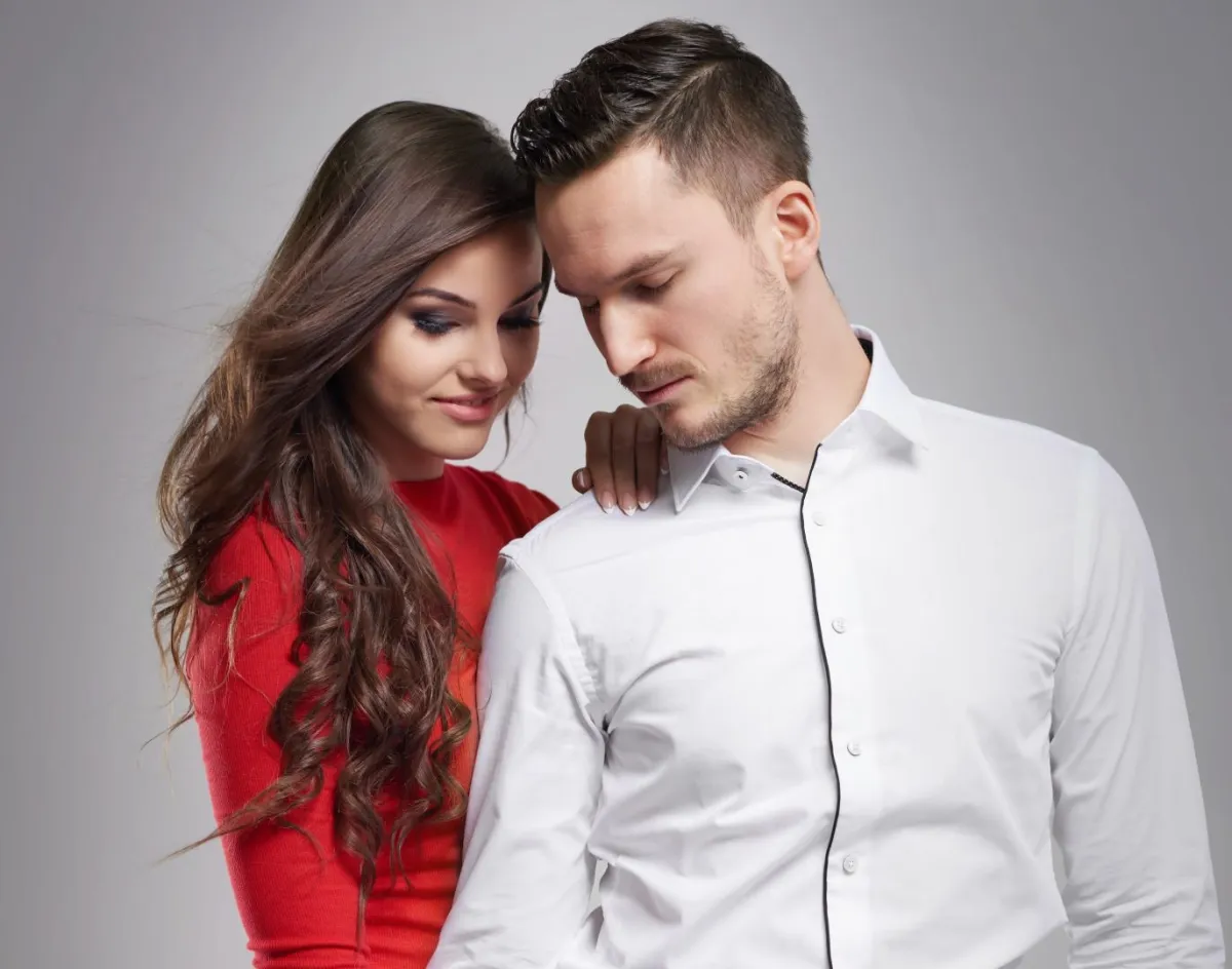 رجل وامرأة سعيدان في الحب