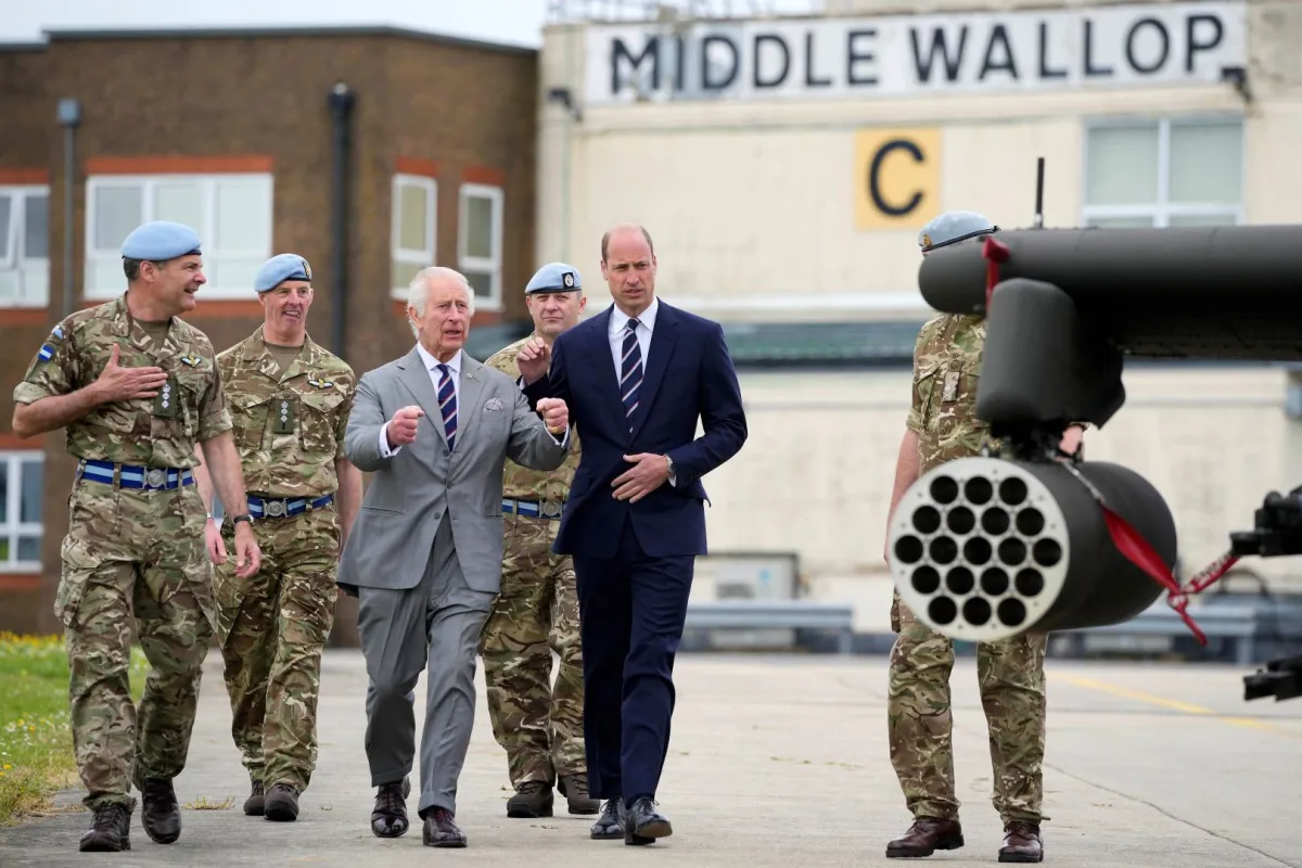 الملك تشارلز الثالث والأمير ويليام في مركز طيران الجيش في وسط والوب (King Charles III and Prince William at the Army Aviation Centre in Middle Wallop). مصدر الصورة: Kin Cheung / POOL / AFP