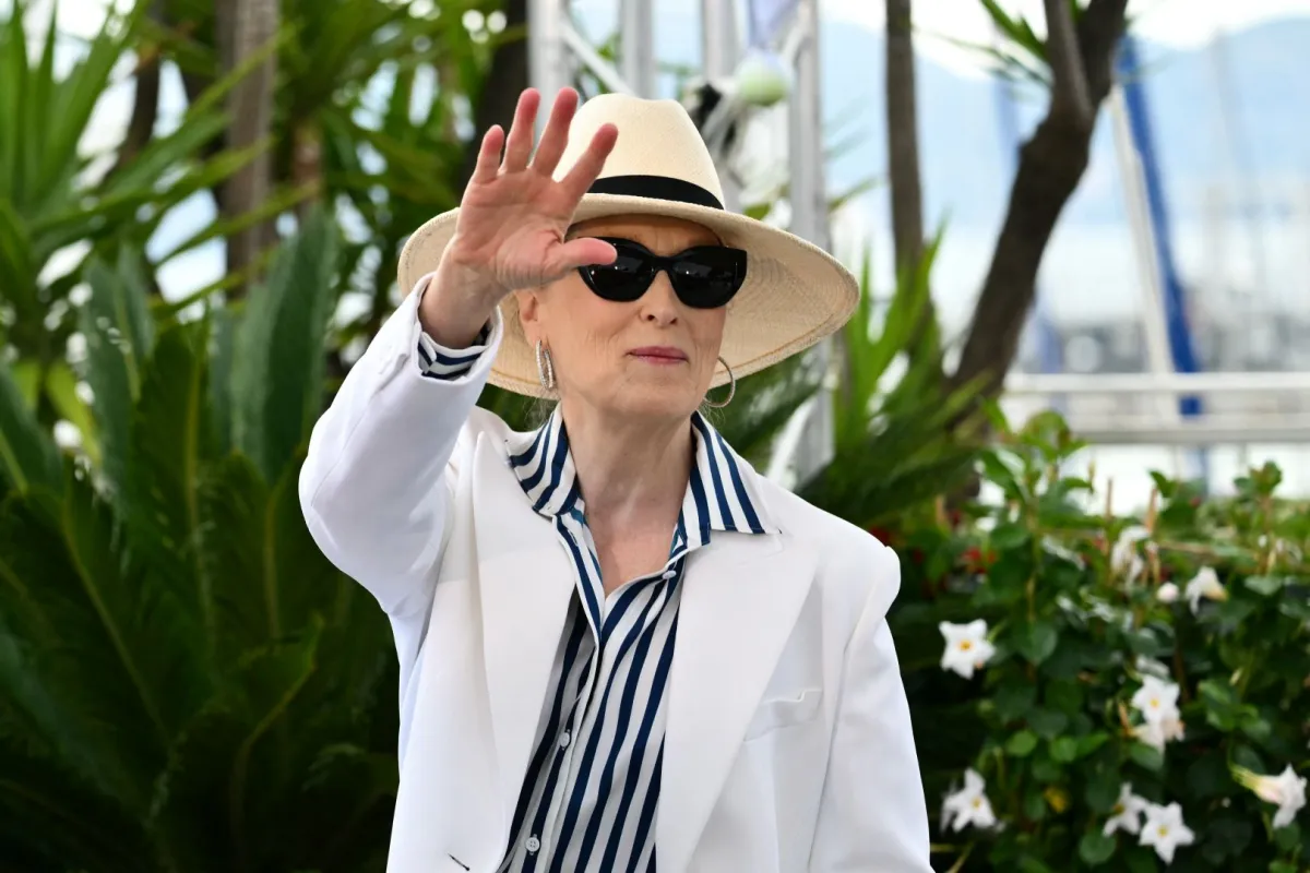 ميريل ستريب في الدورة الـ77 لمهرجان كان السينمائي في مدينة كان جنوب فرنسا (Meryl Streep at the 77th edition of the Cannes Film Festival in Cannes, southern France). مصدر الصورة: CHRISTOPHE SIMON / AFP