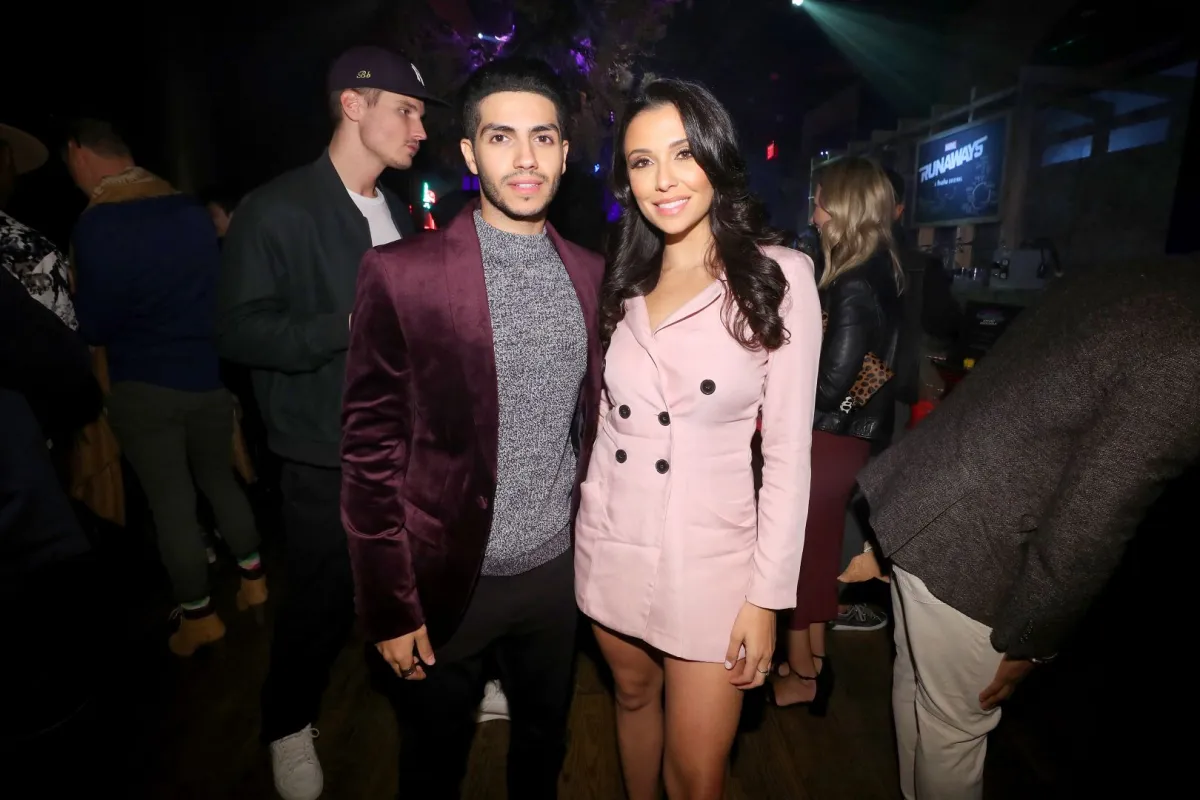 مينا مسعود وإيميلي شاه في مدينة نيويورك (Mena Massoud and Emily Shah in New York City). مصدر الصورة: Cindy Ord/Getty Images for Hulu/AFP / Getty Images via AFP