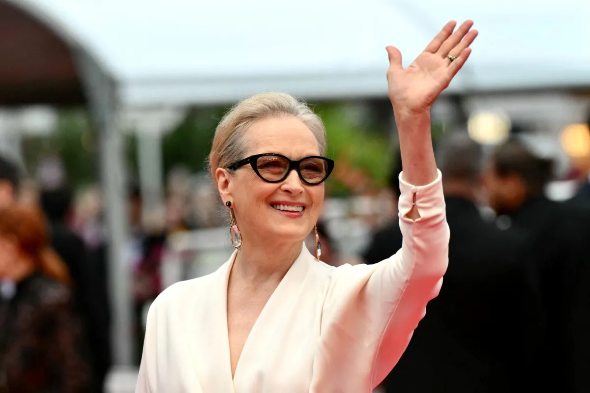 ميريل ستريب في الدورة الـ77 لمهرجان كان السينمائي في مدينة كان جنوب فرنسا (Meryl Streep at the 77th edition of the Cannes Film Festival in Cannes, southern France). مصدر الصورة: CHRISTOPHE SIMON / AFP