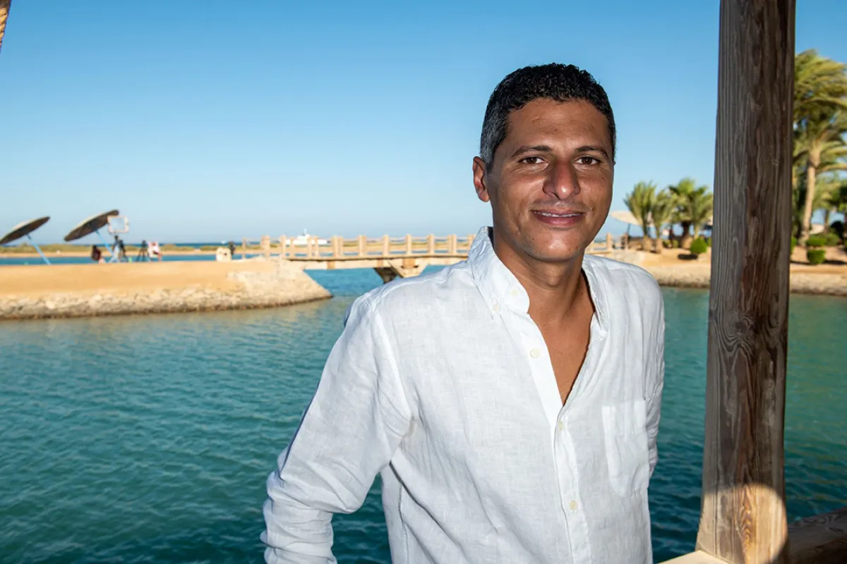 عمرو منسي في الدورة الثالثة لمهرجان الجونة السينمائي بمنتجع الجونة المصري على البحر الأحمر (Amr Mansi at the third edition of the Gouna Film Festival (GFF), in the Egyptian Red Sea resort of el-Gouna). مصدر الصورة:  AFP / El Gouna Film Festival / Ammar Abd Rabbo