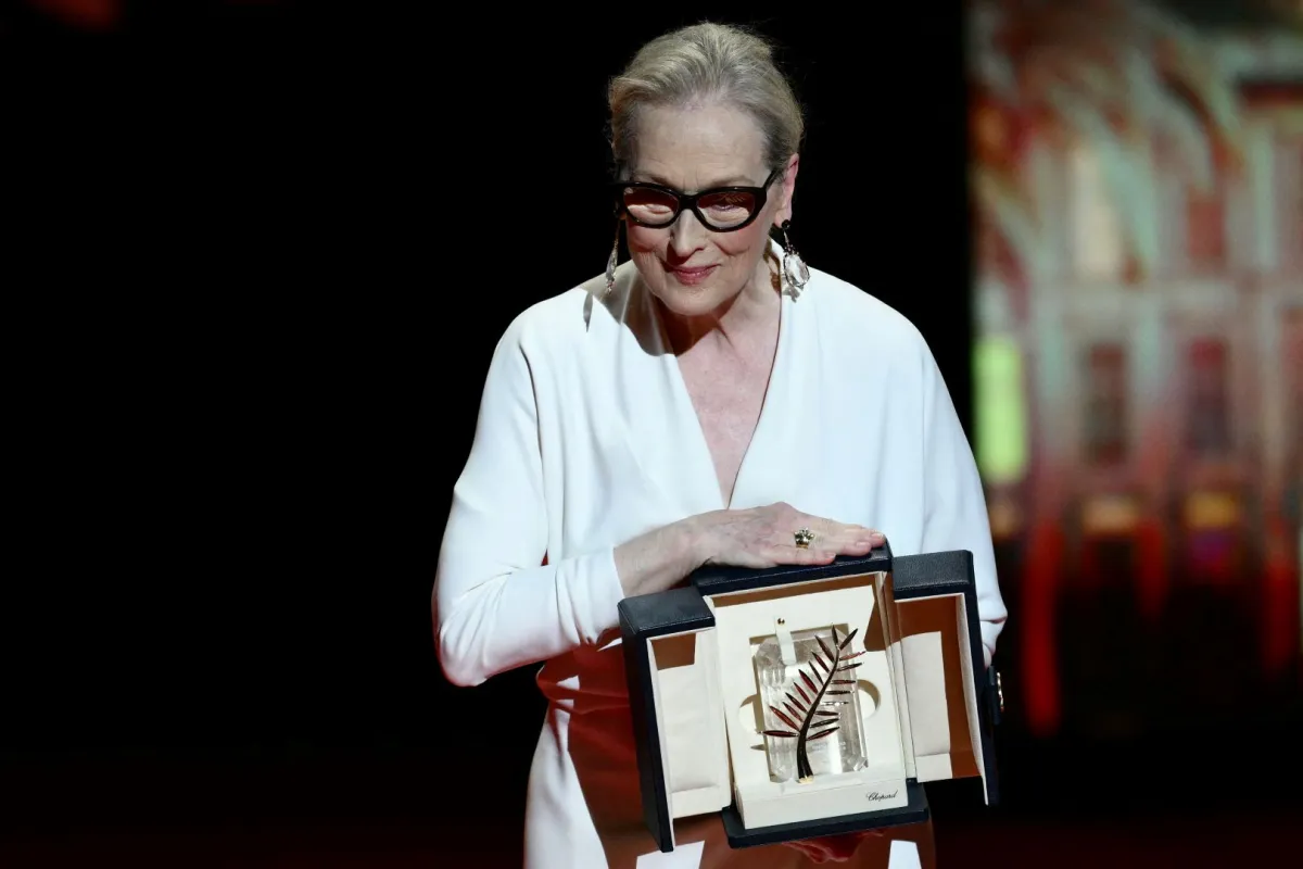 ميريل ستريب في الدورة الـ77 لمهرجان كان السينمائي في مدينة كان جنوب فرنسا (Meryl Streep at the 77th edition of the Cannes Film Festival in Cannes, southern France). مصدر الصورة: CHRISTOPHE SIMON / AFP
