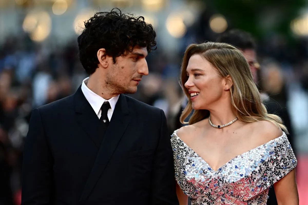 الممثل الفرنسي لويس جاريل والممثلة الفرنسية ليا سيدو في الدورة السابعة والسبعين لمهرجان كان السينمائي في مدينة كان بجنوب فرنسا (French actor Louis Garrel and French actress Lea Seydoux at the 77th edition of the Cannes Film Festival in Cannes, southern France). مصدر الصورة: LOIC VENANCE / AFP