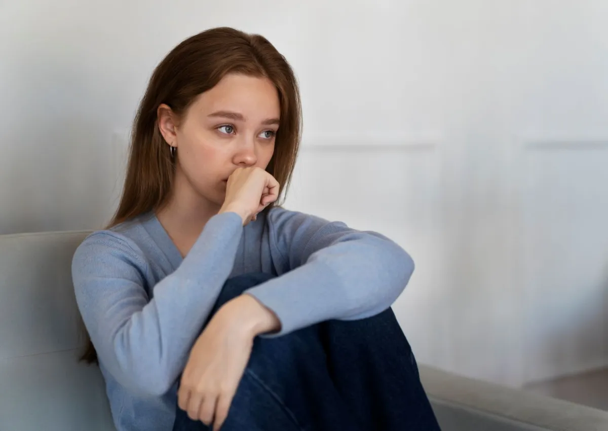 امرأة قلقة تجلس على الأريكة