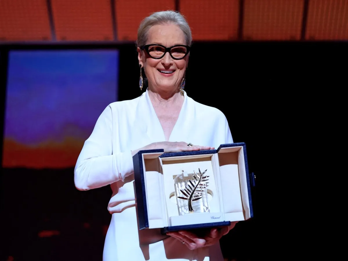 ميريل ستريب في الدورة الـ77 لمهرجان كان السينمائي في مدينة كان جنوب فرنسا (Meryl Streep at the 77th edition of the Cannes Film Festival in Cannes, southern France). مصدر الصورة: Valery HACHE / AFP