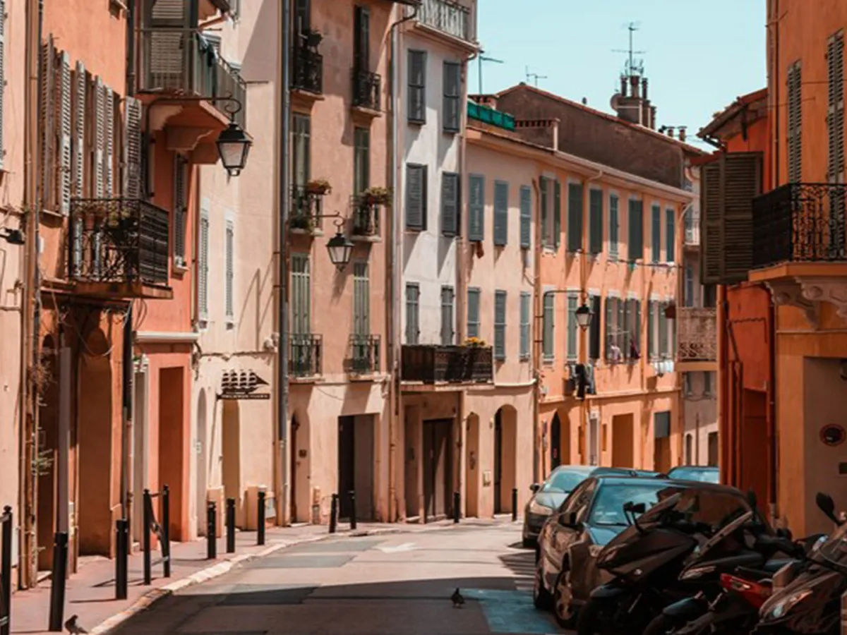 أطلية بألوان الباستيل تحل على المباني في إحدى المناطق، بمدينة كانّ