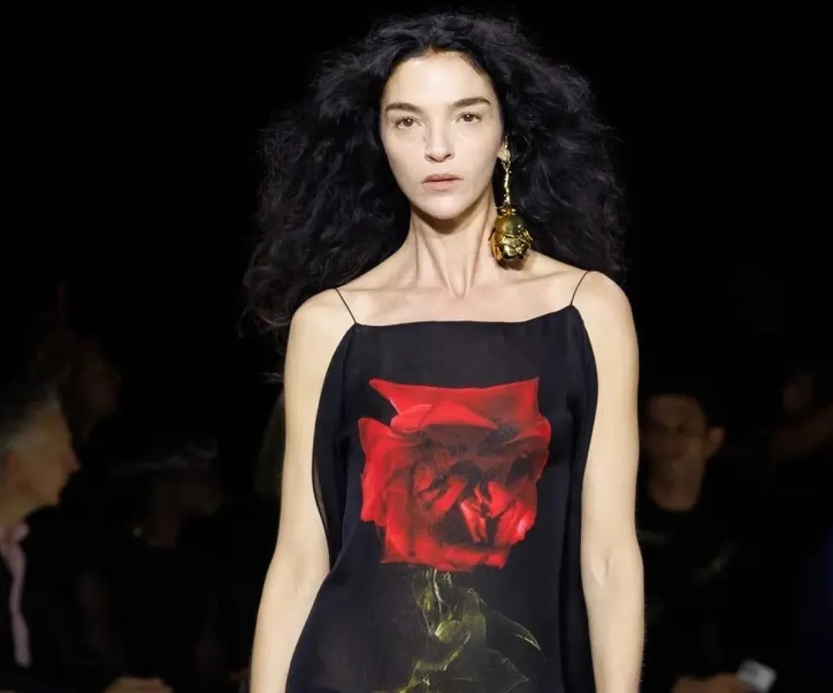 فستان من ألكسندر ماكوين Alexander McQueen -االصورة من العلاقات العلامة للدار