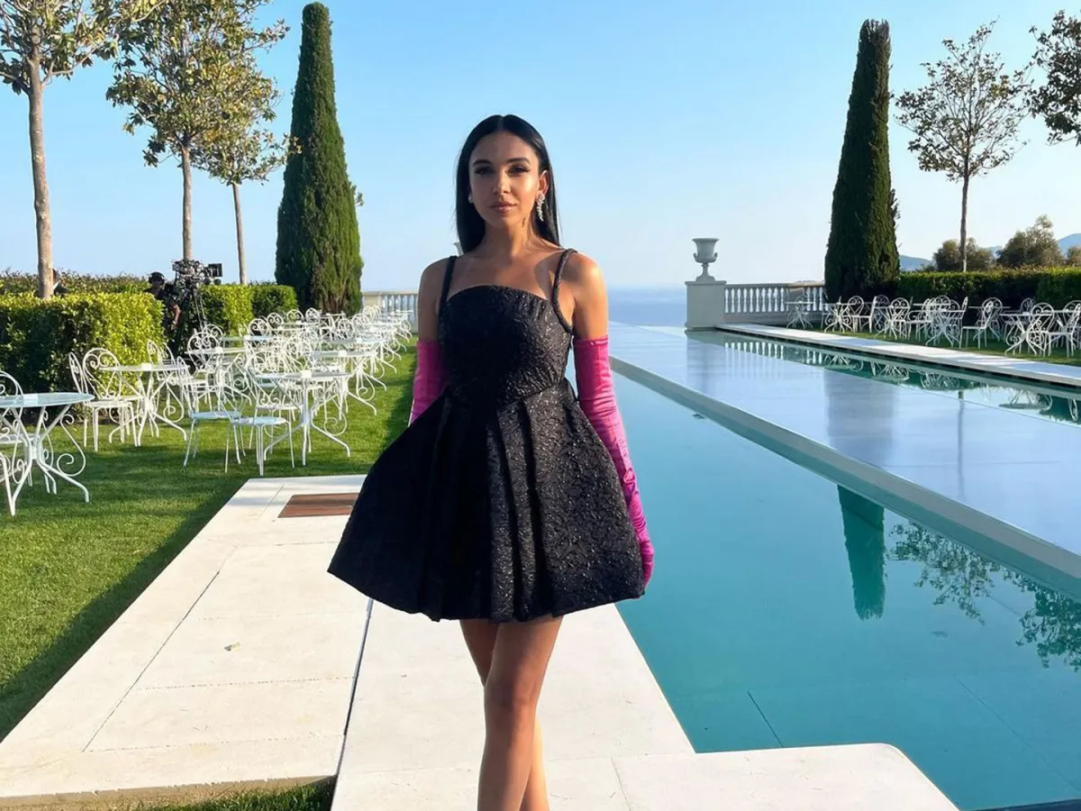 سلمى أبو ضيف بفستان أسود قصير -الصورة من حسابها على إنستغرام